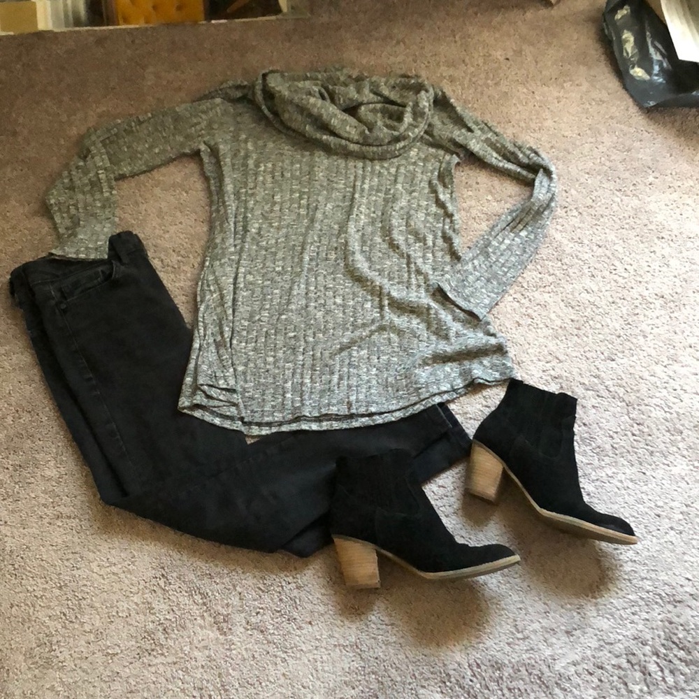 Turtleneck gray top, loose